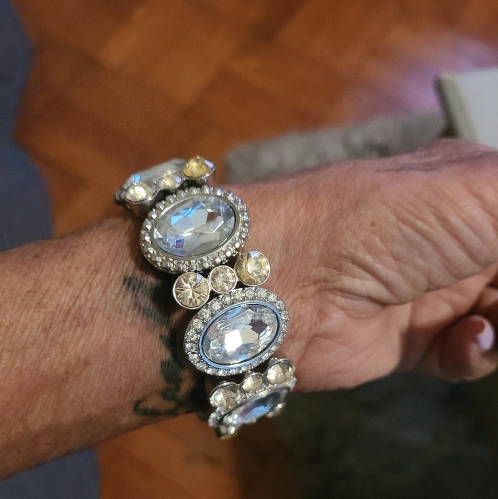 Cute silver and crystal bracelet - Picture 2 of 6